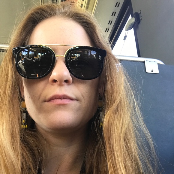 Meet your Posher, Lauren - Picture 2 of 3